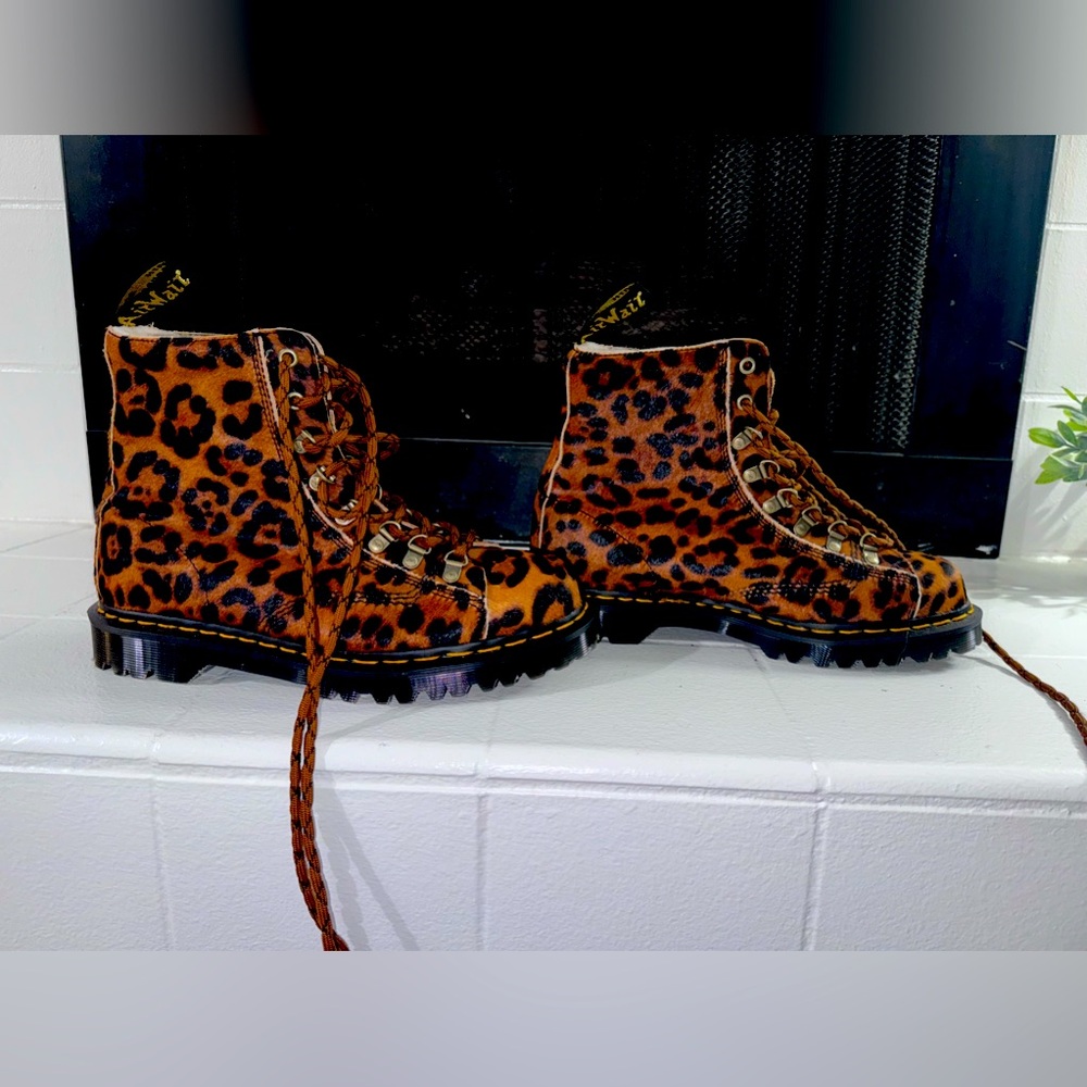 Doc Martins Limited Edition Leopard boots discontinued, unisex,𝕋𝕆 𝔻𝕀𝔼 𝔽𝕆ℝ